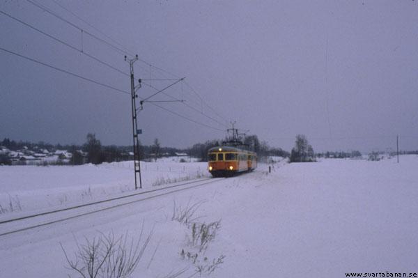 Elmotorvagnar på väg in mot Holmstorp den 16 februari 1985. - klicka för att stänga rutan