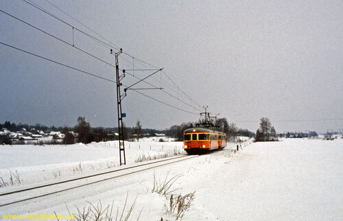 Elmotorvagnar på väg in mot Holmstorp den 16 februari 1985. - klicka för att förstora