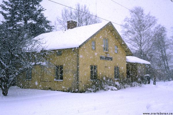 Mullhyttemo stationshus i snöfall den 16 februari 1985. - klicka för att stänga rutan