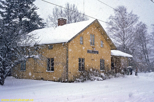 Mullhyttemo stationshus i snöfall den 16 februari 1985. - klicka för att förstora