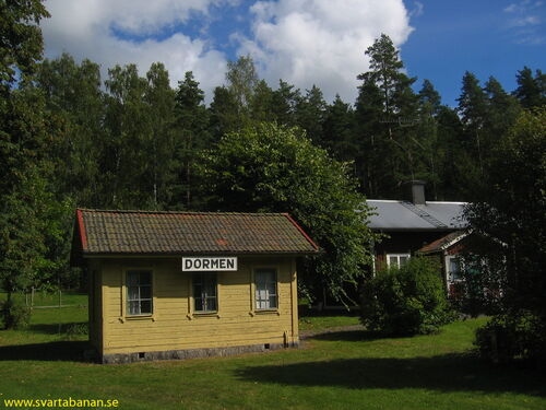 Dormen hållplatshus och banvaktstuga i september 2007. - klicka för att förstora