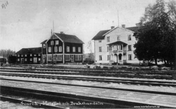 Svartå brukshandel till vänster och hotellet till höger 1910. - klicka för att stänga rutan