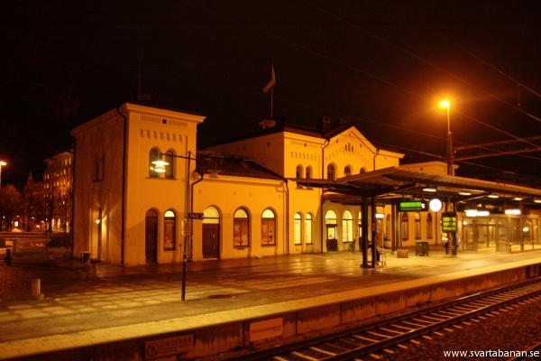Örebro Central stationshus på kvällen den 25 november 2007. - klicka för att stänga rutan