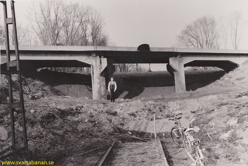 Landsvägsbron vid Västra Via sedd från järnvägen omkring 1988. - klicka för att förstora