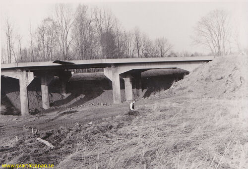 Landsvägsbron vid Västra Via sedd från järnvägen omkring 1988. - klicka för att förstora