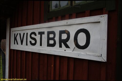 Kvistbro stationshusskylt den 15 januari 2008. - klicka för att förstora