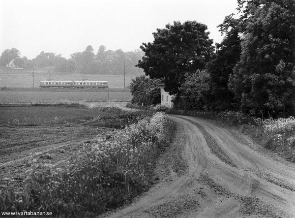 Elmotorvagnar av litt X16/17 på väg mellan Hidingebro och Latorpsbruk i juni 1985. - klicka för att stänga rutan
