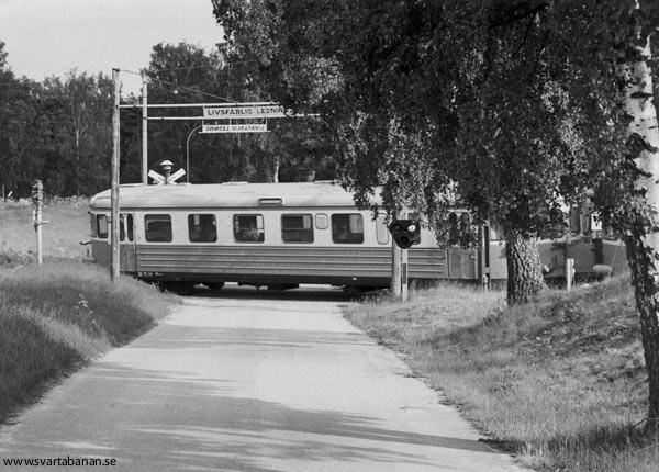 Elmotorvagnar av litt X16/17 mellan Karlslund och Bista i juni 1985. - klicka för att stänga rutan