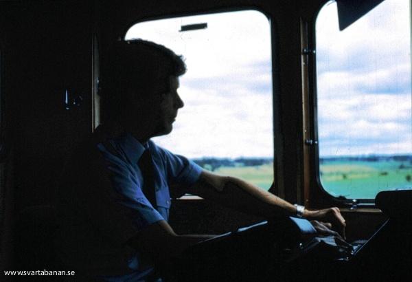 Lokförare Torbjörn Hård i hytten på en elmotorvagn sommaren 1984. - klicka för att stänga rutan