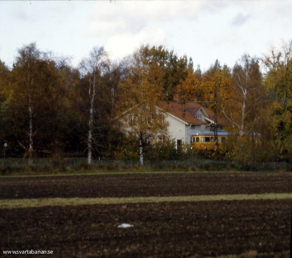 Tåg 3065 i Latorpsbruk den 11 oktober 1984. - klicka för att stänga rutan