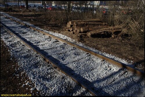 Betongsliprar på Svartåbanan nära Örebro S den 7 mars 2008. - klicka för att förstora