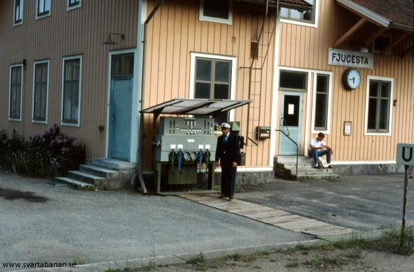 Tågklarerare Arne Karlsson vid ställverket i Fjugesta den 24 juni 1985. - klicka för att stänga rutan