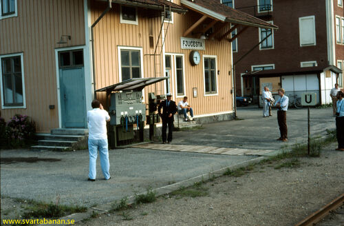 Tågklarerare Arne Karlsson vid ställverket i Fjugesta den 24 juni 1985. - klicka för att förstora