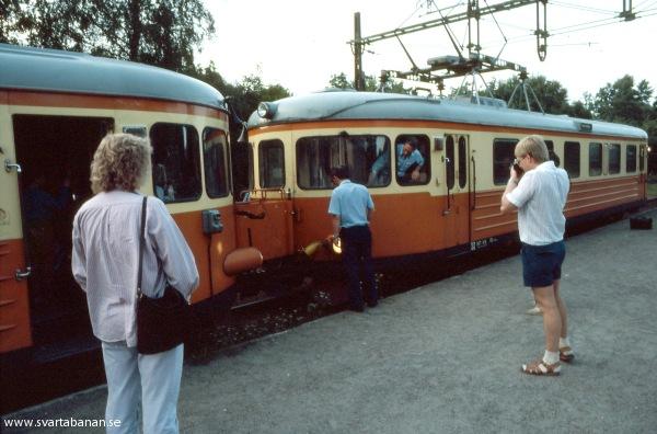 Tåg 3071 och 3072 kopplas samman i Fjugesta den 24 juni 1985. - klicka för att stänga rutan