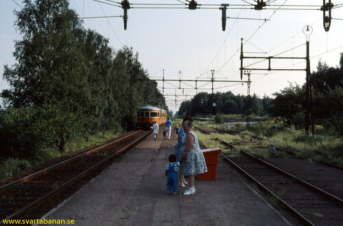 Tåg 3059 avgår från Latorpsbruk den 24 juni 1985. - klicka för att förstora