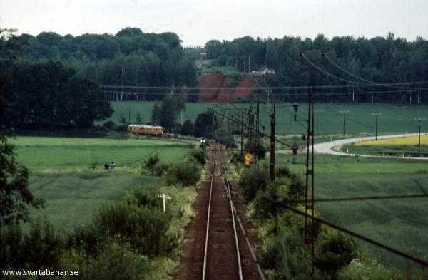 Tåg 3066 närmar sig Östertysslinge den 28 juni 1985. - klicka för att stänga rutan