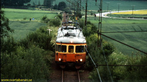 Tåg 3066 närmar sig Östertysslinge den 28 juni 1985. - klicka för att förstora