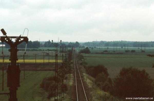 Tåg 3066 försvinner i fjärran efter Östertysslinge den 28 juni 1985. - klicka för att stänga rutan