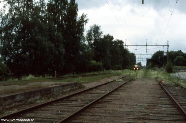 Tåg 3067 rullar in i Latorpsbruk den 28 juni 1985. - klicka för att stänga rutan