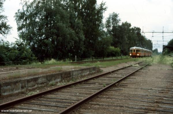 Tåg 3067 rullar in i Latorpsbruk den 28 juni 1985. - klicka för att stänga rutan