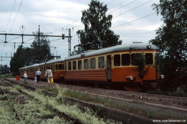Tåg 3067 har stannat i Latorpsbruk den 28 juni 1985. - klicka för att stänga rutan