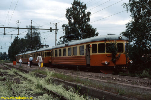 Tåg 3067 har stannat i Latorpsbruk den 28 juni 1985. - klicka för att förstora