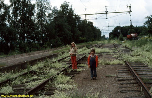 Den öde bangården i Latorpsbruk den 28 juni 1985. - klicka för att förstora