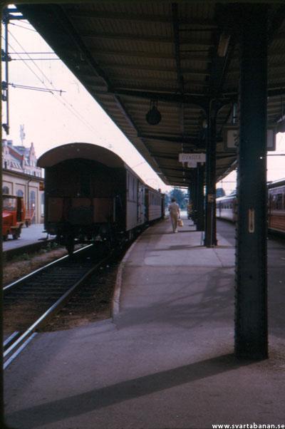 Tåg 4067 på Örebro C på väg mot Svartå den 23 juli 1973. - klicka för att stänga rutan