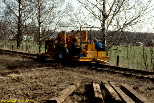 Maskin för rivning av spår i Latorpsbuk den 11 april 1991. - klicka för att förstora Maskin för rivning av spår i Latorpsbuk den 11 april 1991. - klicka för att förstora