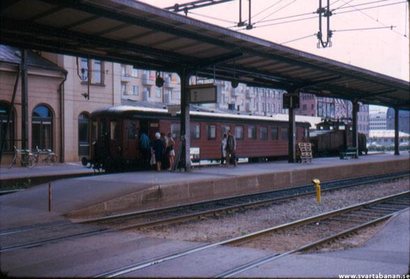 Tåg på Örebro C mot Fjugesta kl 12.00 i slutet av juli 1973. - klicka för att stänga rutan