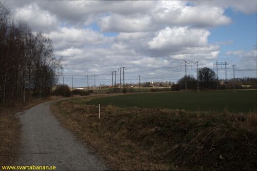 Banvallen och kurvan ut från Latorpsbruk mot Östertysslinge den 5 april 2008. - klicka för att förstora Banvallen och kurvan ut från Latorpsbruk mot Östertysslinge den 5 april 2008. - klicka för att förstora