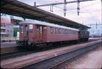 Tåg på Örebro C mot Frövi i slutet av juli 1973. - klicka för att förstora