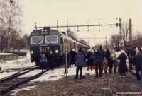 Elmotorvagn X10 3117 och 3127 i Fjugesta den 23 mars 1985. © Karl-Olof Karlsson