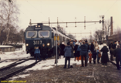 Elmotorvagn X10 3117 och 3127 i Fjugesta den 23 mars 1985. - klicka för att förstora