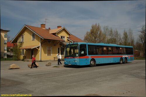 Länstrafikens busslinje 513 vid Fjugesta stationshus den 28 april 2008. - klicka för att förstora
