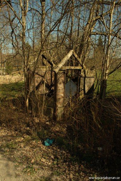 Förmodad sopkur i Gropen den 24 april 2008. - klicka för att stänga rutan