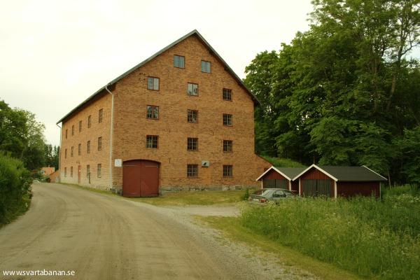 Magasin vid Karlslunds gård den 9 juni 2008. - klicka för att stänga rutan