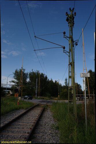 Gränsskylt mellan Örebro kommuns och Banverkets spår den 29 augusti 2008. - klicka för att förstora
