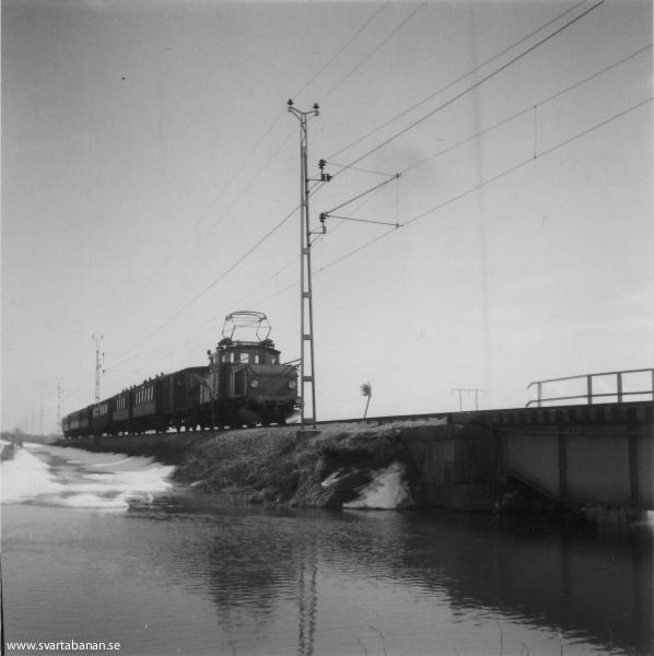 Loktåg mellan Gräveby och Östertysslinge våren 1951. - klicka för att stänga rutan