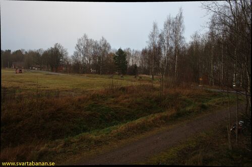 Platsen för Edsbergsvägens banvaktstuga den 5 november 2008. - klicka för att förstora