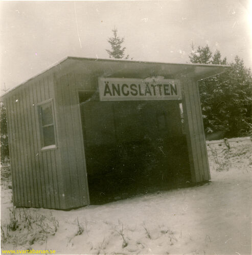Ängslättens hållplatskur i slutet av 1950-talet. - klicka för att förstora