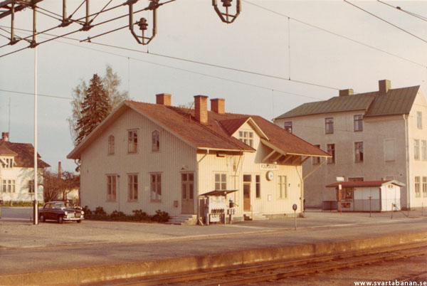 Fjugesta stationshus i maj 1969. - klicka för att stänga rutan