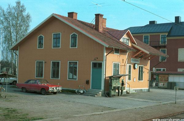 Fjugesta stationshus i maj 1978. - klicka för att stänga rutan