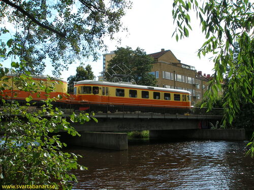 SMoKs elmotorvagn X16 960 på bron mellan Örebro C och Örebro S den 13 september 2009.  - klicka för att förstora