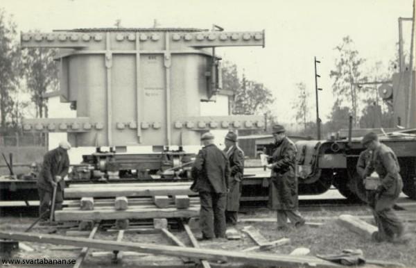 En ny RT1 lastas av i vid transformatorstationen i Lindbacka den 5 oktober 1954. - klicka för att stänga rutan