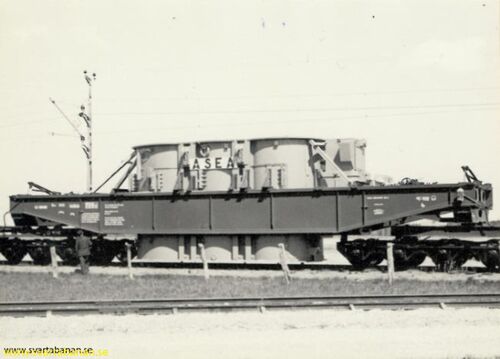 Nya T1 på spåret utanför Lindbacka transformatorstation den 27 maj 1955 - klicka för att förstora