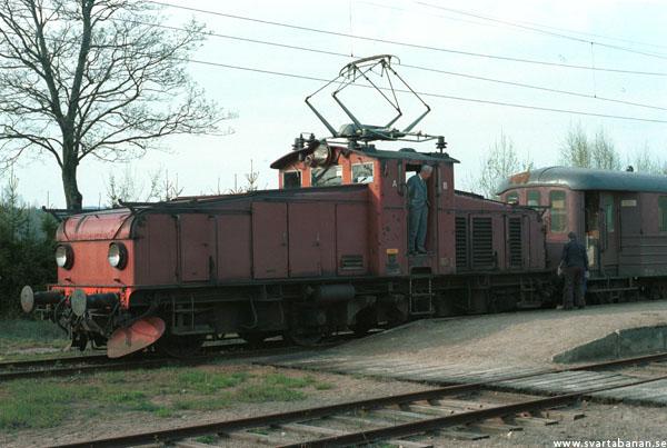 Elloket Hg 770 ska just kopplas från ett tåg i Mullhyttemo i maj 1978 - klicka för att stänga rutan