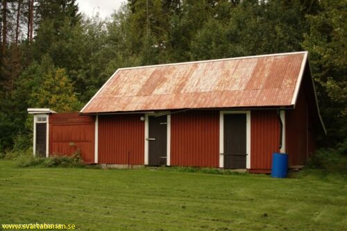 Uthuset vid Bälsåsby banvaktstuga den 4 september 2009. - klicka för att förstora