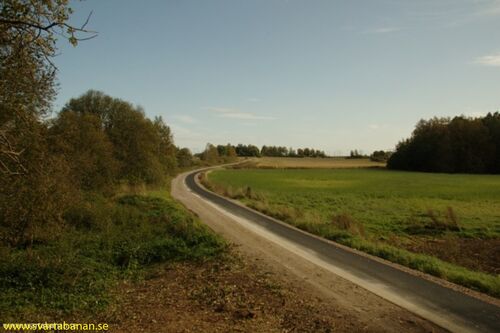 Banvallen mellan Latorpsbruk och Östertysslinge den 25 september 2009 - klicka för att förstora