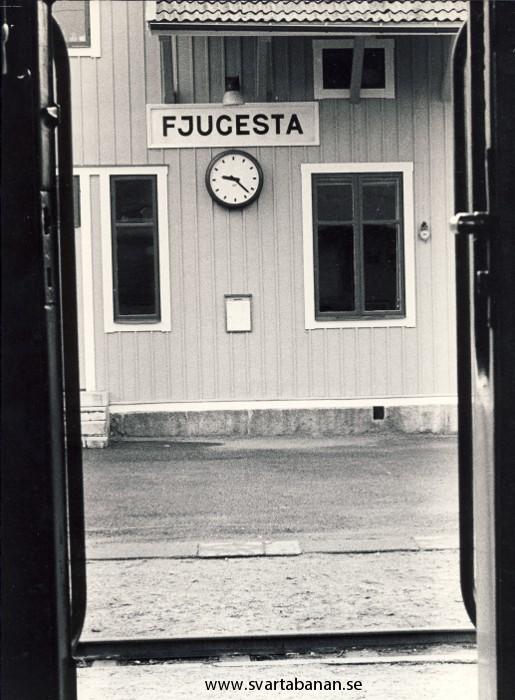 Fjugesta stationshus sett från en personvagn 1978 - klicka för att stänga rutan